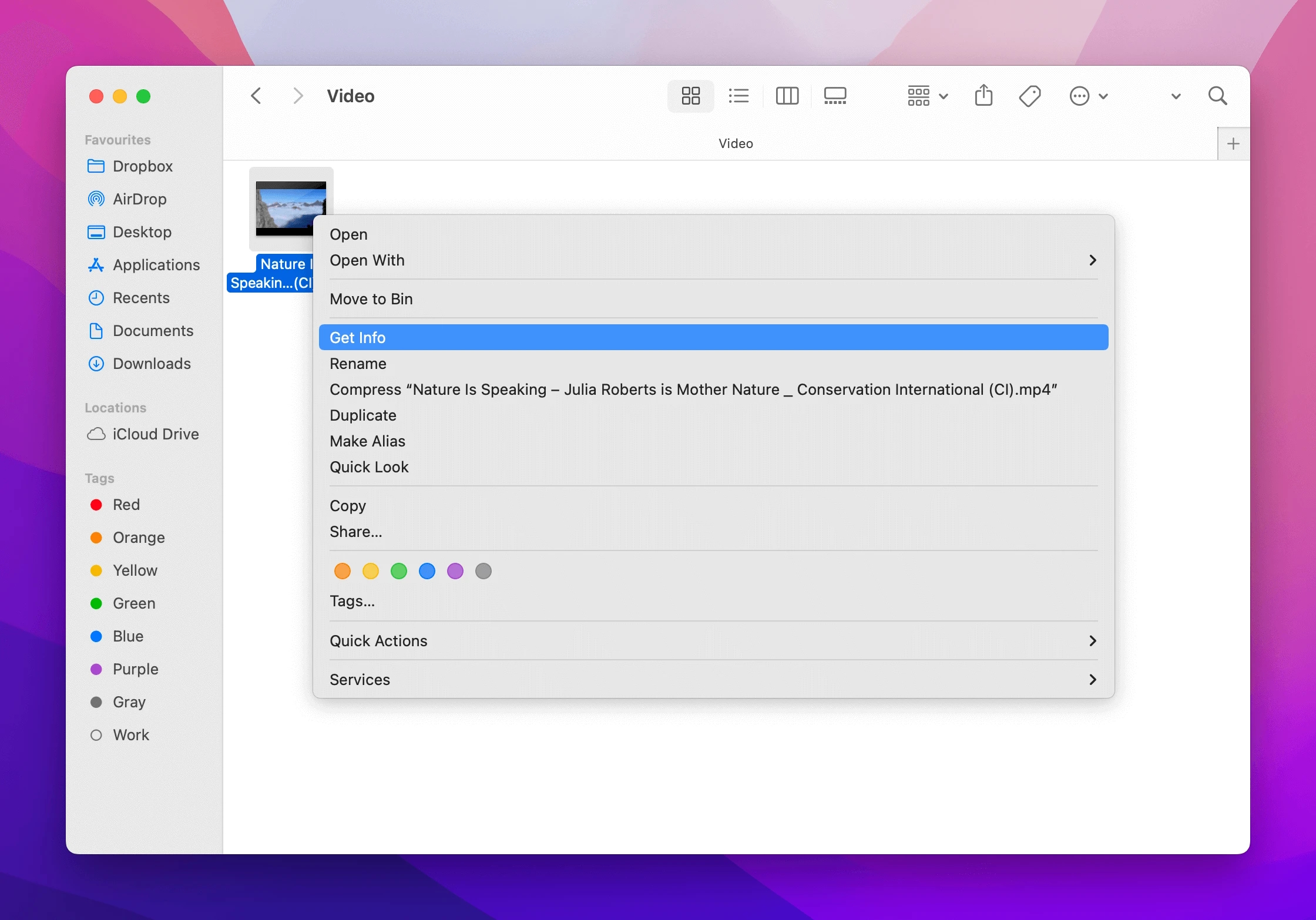 Die Videodatei wird in der Finder-App ausgewählt und das Kontextmenü wird geöffnet.